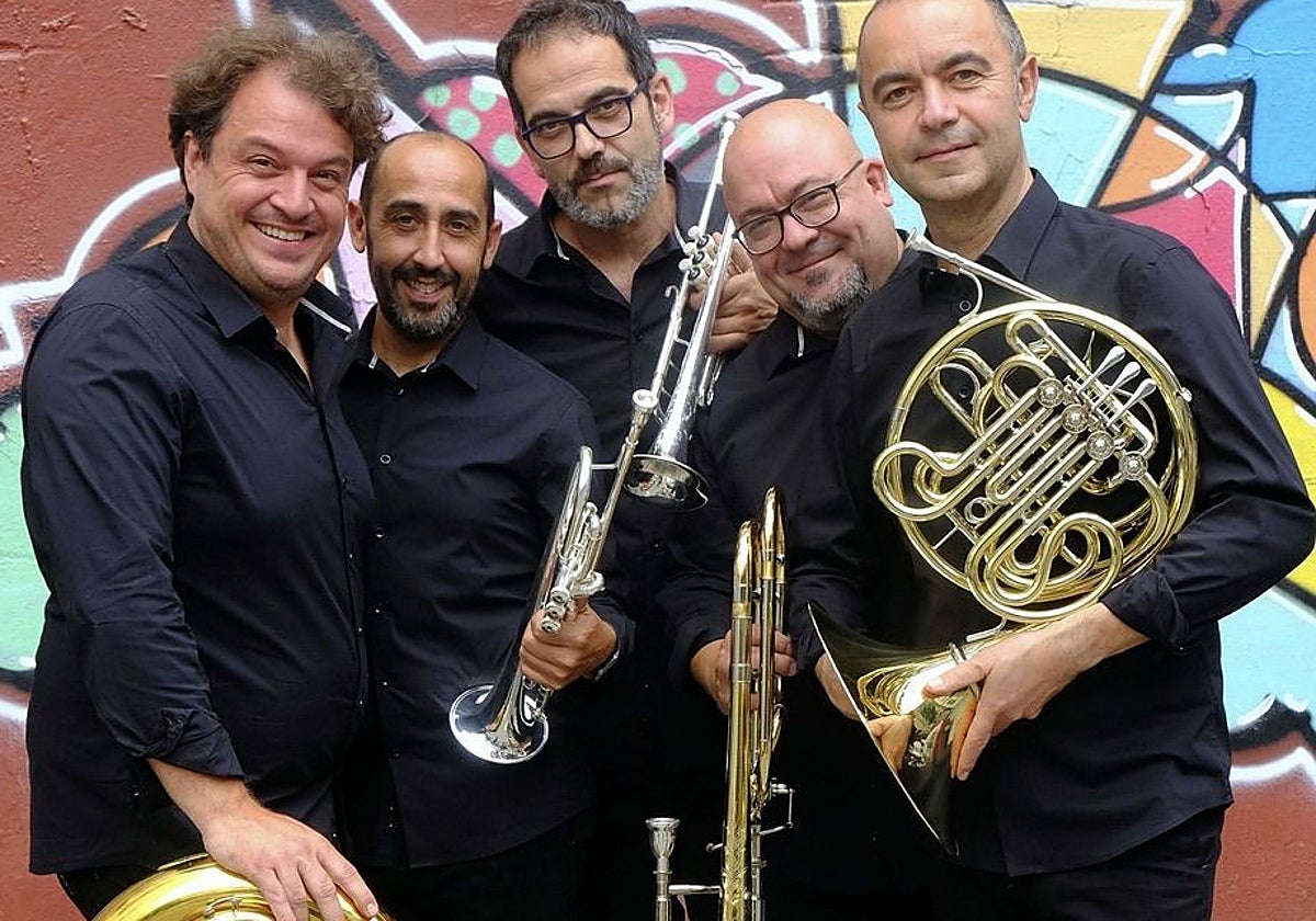 El quintet Spanish Brass, encarregat d'interpretar l'himne d'Espanya en la final de la Copa del Món de la FIFA 2026, amb els veïns d'Albuixech Juanjo Serna i Carlos Benetó